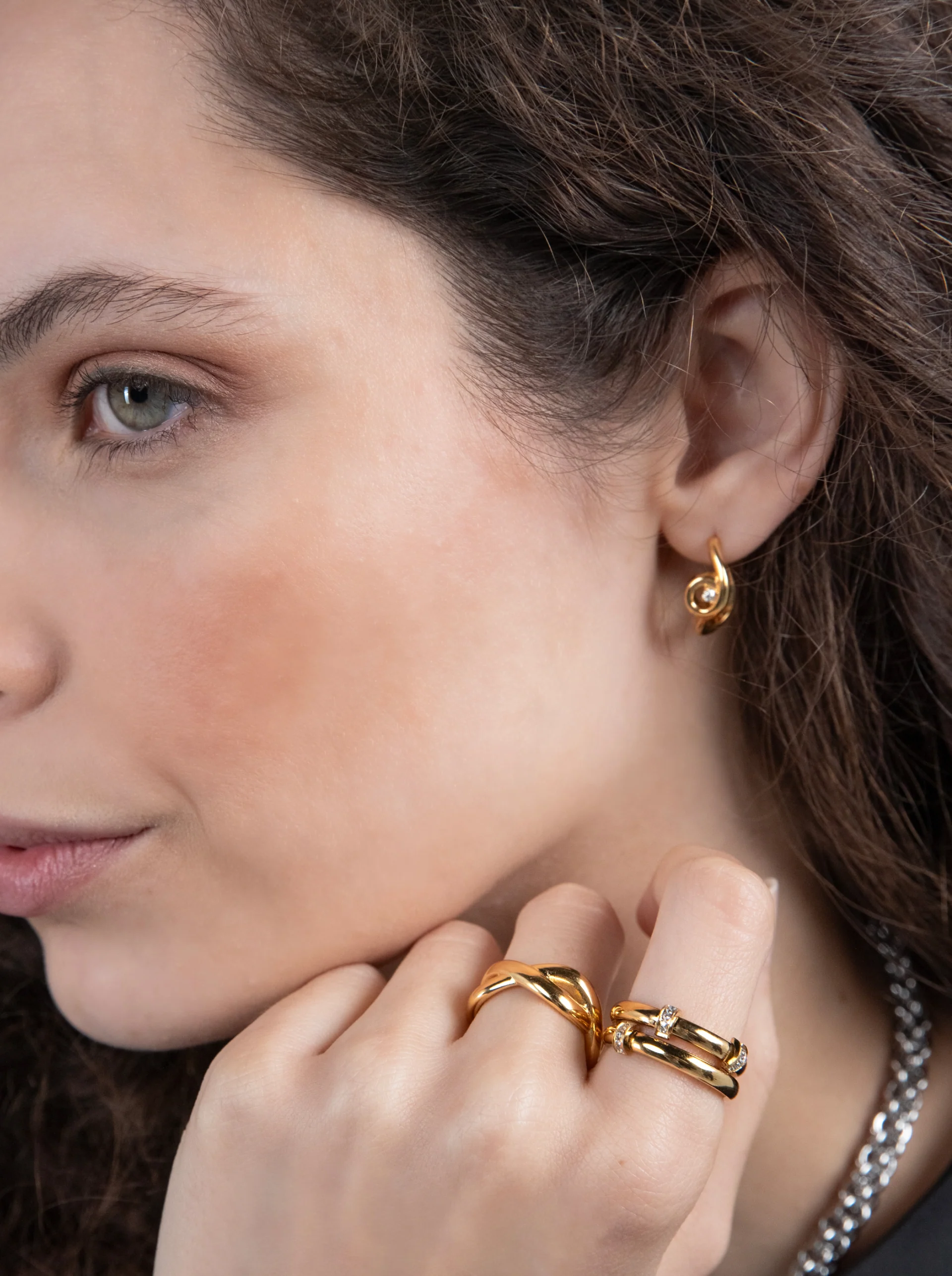 Brincos One Infinity Twisted Gold - Image 3